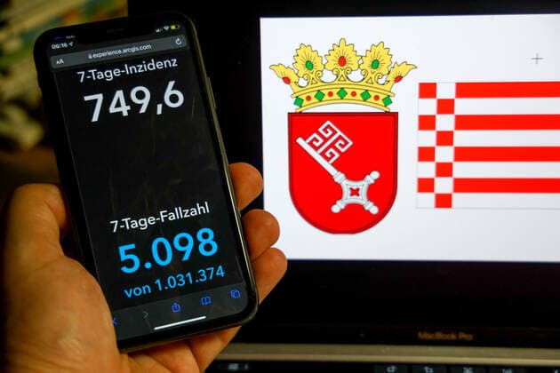 Coronavirus in Germany Covid 19 Dashboard of the Robert Koch Institute DEU, Germany, Bremen 27 02 2022 The 7-day incidence for the state Cases last 7 days 100 000 p.e. is displayed on an iPhone, with the states coat of arms in the background