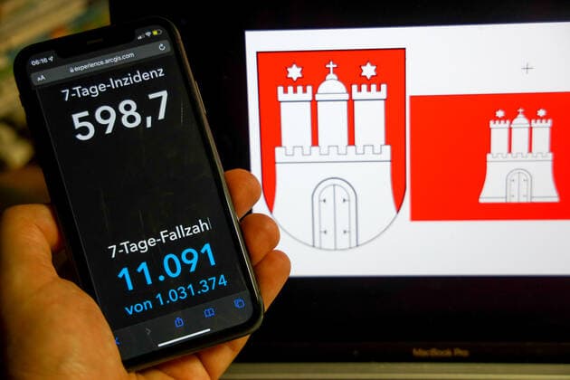 Coronavirus in Germany Covid 19 Dashboard of the Robert Koch Institute DEU, Germany, Hamburg 27 02 2022 The 7-day incidence for the state Cases last 7 days 100 000 p.e. is displayed on an iPhone, with the states coat of arms in the background