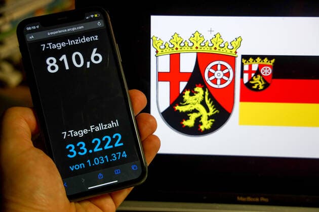 Coronavirus in Germany Covid 19 Dashboard of the Robert Koch Institute DEU, Germany, Rhineland-Palatinate 27 02 2022 The 7-day incidence for the state Cases last 7 days 100 000 p.e. is displayed on an iPhone, with the state coat of arms in the background