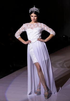 (220227) -- MISSISSAUGA, Feb. 27, 2022 -- A model presents a wedding dress during the 2022 Modern Bride Wedding Show in Mississauga, Canada, Feb. 26, 2022. (Photo by Xinhua) CANADA-MISSISSAUGA-WEDDING SHOW ZouxZheng 