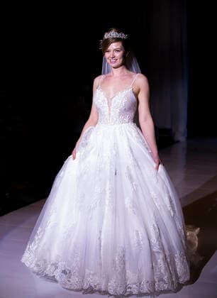 (220227) -- MISSISSAUGA, Feb. 27, 2022 -- A model presents a wedding dress during the 2022 Modern Bride Wedding Show in Mississauga, Canada, Feb. 26, 2022. (Photo by Xinhua) CANADA-MISSISSAUGA-WEDDING SHOW ZouxZheng 