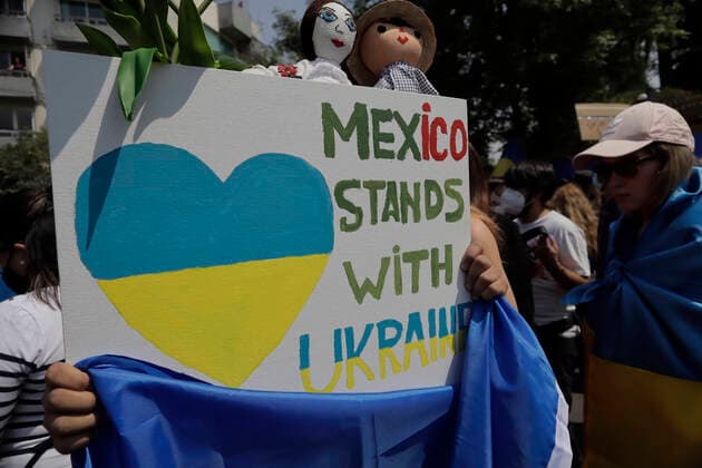 Ukrainian Community In Mexico Protests Against Russia After Deployment Of Armed Troops Members of the Ukrainian community in Mexico hold a banner while protesting outside the Russian Embassy in Mexico City against Russian President Vladimir Putin, after he ordered the start of a military strategy and offensive in several Ukrainian cities. Mexico City Mexico City Mexico  Copyright: xGerardoxVieyrax originalFilename: vieyra-notitle220226_npM1c.jpg