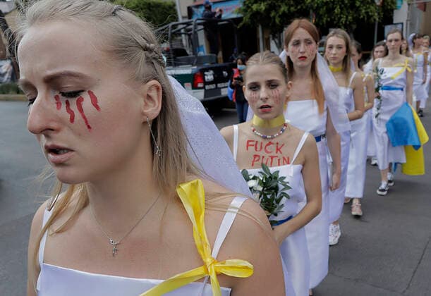 Ukrainian Community In Mexico Protests Against Russia After Deployment Of Armed Troops Members of the Ukrainian community demonstrate in front of the Russian Embassy in Mexico City, wearing wedding dresses in reference to women and mothers who have lost their husbands after the attacks in various parts of Ukraine ordered by the President of Russia, Vladimir Putin. Mexico City Mexico City Mexico  Copyright: xGerardoxVieyrax originalFilename: vieyra-notitle220226_npQIB.jpg