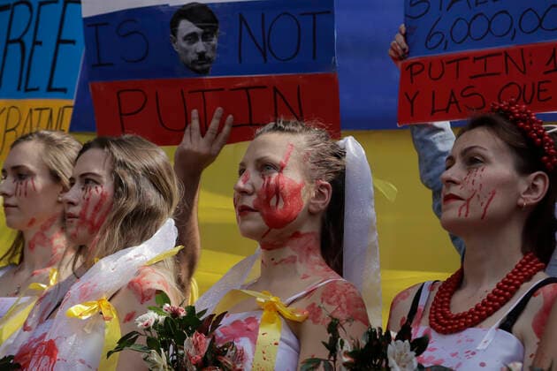 Ukrainian Community In Mexico Protests Against Russia After Deployment Of Armed Troops Members of the Ukrainian community demonstrate outside the Russian Embassy in Mexico City, wearing wedding dresses in reference to women and mothers who have lost their husbands after the attacks in various parts of Ukraine ordered by the President of Russia, Vladimir Putin. Mexico City Mexico City Mexico  Copyright: xGerardoxVieyrax originalFilename: vieyra-notitle220226_np8yl.jpg