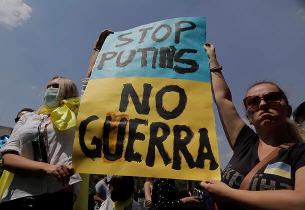 Ukrainian Community In Mexico Protests Against Russia After Deployment Of Armed Troops Members of the Ukrainian community in Mexico hold a banner while protesting outside the Russian Embassy in Mexico City against Russian President Vladimir Putin, after he ordered the start of a military strategy and offensive in several Ukrainian cities. Mexico City Mexico City Mexico  Copyright: xGerardoxVieyrax originalFilename: vieyra-notitle220226_npiR9.jpg