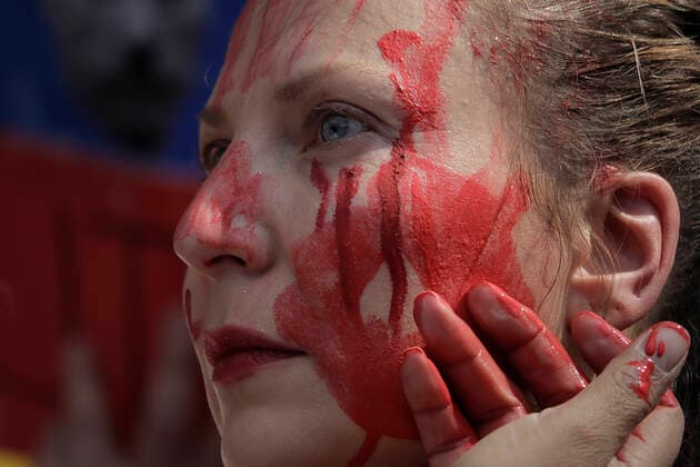 Ukrainian Community In Mexico Protests Against Russia After Deployment Of Armed Troops Members of the Ukrainian community demonstrate with red paint outside the Russian Embassy in Mexico City, wearing wedding dresses in reference to women and mothers who have lost their husbands after the attacks in various parts of Ukraine ordered by the President of Russia, Vladimir Putin. Mexico City Mexico City Mexico  Copyright: xGerardoxVieyrax originalFilename: vieyra-notitle220226_npLKs.jpg