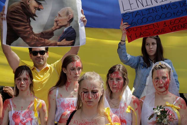 Ukrainian Community In Mexico Protests Against Russia After Deployment Of Armed Troops Members of the Ukrainian community demonstrate outside the Russian Embassy in Mexico City, wearing wedding dresses in reference to women and mothers who have lost their husbands after the attacks in various parts of Ukraine ordered by the President of Russia, Vladimir Putin. Mexico City Mexico City Mexico  Copyright: xGerardoxVieyrax originalFilename: vieyra-notitle220226_npkdV.jpg