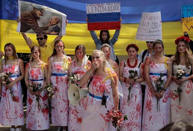 News Bilder des Tages Ukrainian Community In Mexico Protests Against Russia After Deployment Of Armed Troops Members of the Ukrainian community demonstrate outside the Russian Embassy in Mexico City, wearing wedding dresses in reference to women and mothers who have lost their husbands after the attacks in various parts of Ukraine ordered by the President of Russia, Vladimir Putin. Mexico City Mexico City Mexico  Copyright: xGerardoxVieyrax originalFilename: vieyra-notitle220226_npRzT.jpg