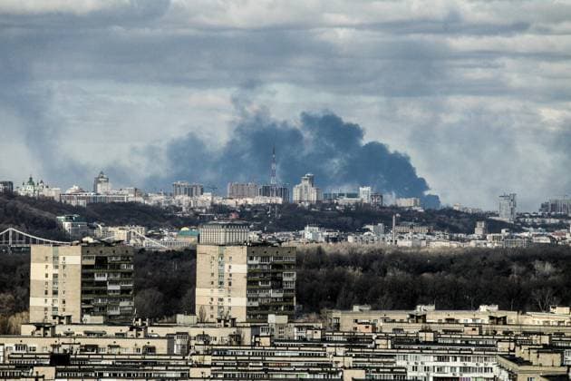 Ukraine-Krieg, Jahrestag der Invasion, Chronologie der Ereignisse, Archivbilder Bilder des Jahres 2022, News 02 Februar News Themen der Woche KW08 KYIV, UKRAINE - FEBRUARY 27, 2022 - Smoke rises over the part of Ukraine s capital situated on the right bank of the Dnipro River in the morning on Sunday, Kyiv, capital of Ukraine. Morning in Kyiv on February 27, 2022  Copyright: xEvgenxKotenkox