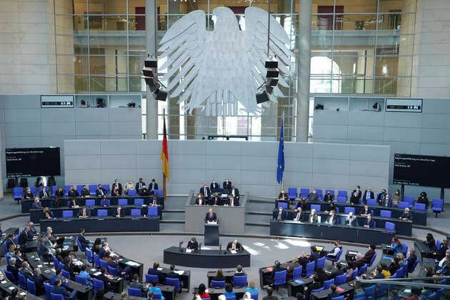 Bilder des Jahres 2022, News 02 Februar News Themen der Woche KW08 News Bilder des Tages Deutscher Bundestag 19. Sitzung Aktuell,27.02.2022 Berlin, Bundeskanzler Olaf Scholz (SPD) bei seiner Regierungserklaerung im Plenum bei der Sondersitzung des Deutschen Bundestag aus Anlass des von Russland voelkerrechtswidrig begonnenen Krieg gegen die Ukraine bei der 19. Sitzung des Deutschen Bundestag in Berlin Berlin Berlin Deutschland *** German Bundestag 19 session Current,27 02 2022 Berlin, Chancellor Olaf Scholz SPD during his government statement in the plenum at the special session of the German Bundestag on the occasion of the war against Ukraine started by Russia in violation of international law at the 19 session of the German Bundestag in Berlin Berlin Germany