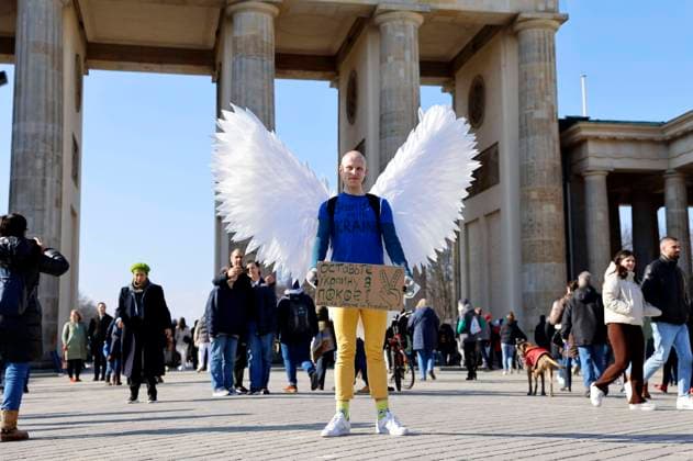 News Bilder des Tages Großdemonstration unter dem Motto Stoppt den Krieg. Frieden für die Ukraine und ganz Europa zwischen Brandenburger Tor, der Straße des 17. Juni und an der Siegessäule. Berlin, 27.02.2022 *** Large demonstration under the slogan Stop the war Peace for Ukraine and all Europe between Brandenburg Gate, the street of 17 June and at the Victory Column Berlin, 27 02 2022 Foto:xJ.xMWx xFuturexImage