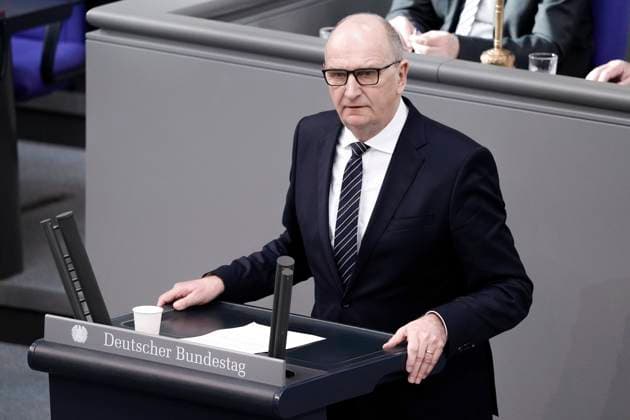 Sondersitzung des Deutschen Bundestag aus Anlass des von Russland voelkerrechtswidrig begonnenen Krieg gegen die Ukraine Aktuell,27.02.2022 Berlin, Ministerpraesident Dietmar Woidke von Brandenburg (SPD) im Portrait bei ihrer Rede bei der Sondersitzung des Deutschen Bundestag aus Anlass des von Russland voelkerrechtswidrig begonnenen Krieg gegen die Ukraine bei der 19. Sitzung des Deutschen Bundestag in Berlin Berlin Berlin Deutschland *** Special session of the German Bundestag on the occasion of the war against Ukraine started by Russia in violation of international law News,27 02 2022 Berlin, Prime Minister Dietmar Woidke of Brandenburg SPD in portrait during her speech at the special session of the German Bundestag on the occasion of