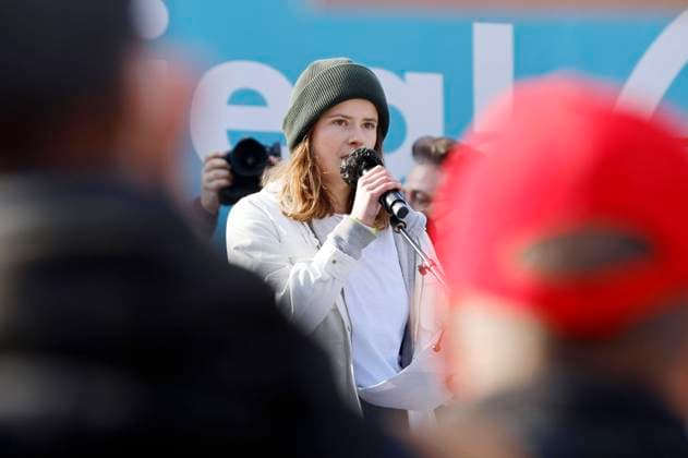 News Bilder des Tages Luisa Neubauer bei der Großdemonstration unter dem Motto: Stoppt den Krieg. Frieden für die Ukraine und ganz Europa zwischen Brandenburger Tor, der Straße des 17. Juni und an der Siegessäule. Berlin, 27.02.2022 *** Luisa Neubauer at the large demonstration under the slogan Stop the war Peace for Ukraine and all Europe between Brandenburg Gate, the street of 17 June and at the Victory Column Berlin, 27 02 2022 Foto:xJ.xMWx xFuturexImage