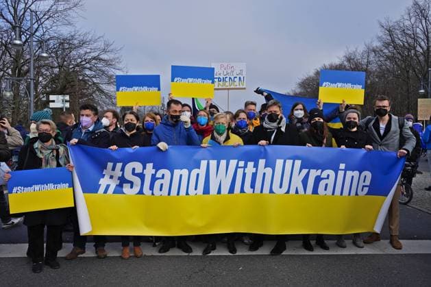 StandWithUkraine-Plakat mit Cem Özdemir, Renate Künast, Robert Habeck Stoppt den Krieg. Frieden für die Ukraine und ganz Europa Großdemonstration gegen Russlands Krieg in Berlin Berlin Straße des 17. Juni, Berlin Berlin GER *** StandWithUkraine Poster with Cem Özdemir, Renate Künast, Robert Habeck Stop the war Peace for Ukraine and all Europe Large demonstration against Russias war in Berlin Berlin Straße des 17 Juni, Berlin Berlin GER