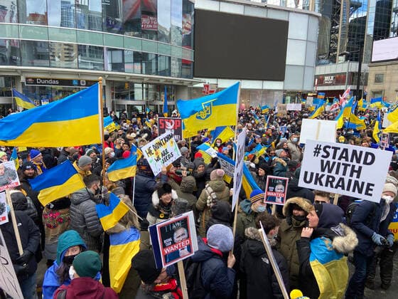 Thousands Take To The Streets In Solidarity With Ukrine Thousands of people marched in downtown Toronto against Russian invasion of Ukrine on Sunday February 27, 2022. People carrying Ukraine flags and anti-Vladimir Putin signs gathered at Yonge and Dundas Square, and marched towards Nathan Phillips Square in solidarity with the people of Ukraine. Toronto Canada  Copyright: xSayedxNajafizadax originalFilename: najafizada-notitle220227_np8dx.jpg