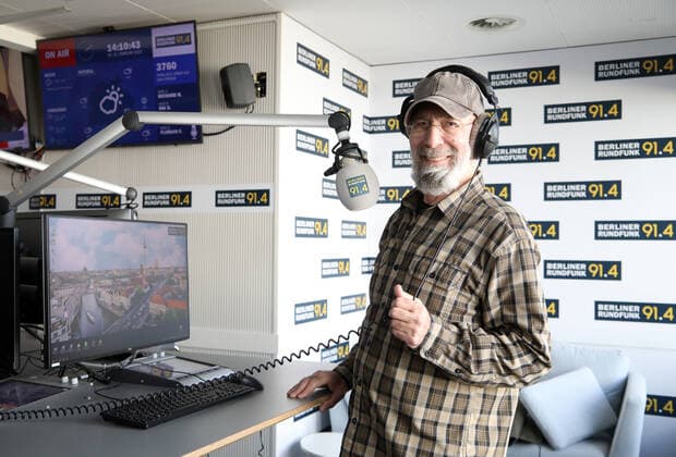 23.02.2022, Berlin - Deutschland. Radiomoderator Rik De Lisle wird am 25. Februar 75 und ist weiterhin gut gelaunt auf Sendung. *** 23 02 2022, Berlin Germany Radio host Rik De Lisle turns 75 on February 25 and continues to be in good spirits on air