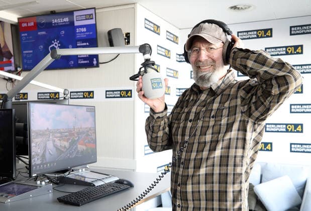 23.02.2022, Berlin - Deutschland. Radiomoderator Rik De Lisle wird am 25. Februar 75 und ist weiterhin gut gelaunt auf Sendung. *** 23 02 2022, Berlin Germany Radio host Rik De Lisle turns 75 on February 25 and continues to be in good spirits on air