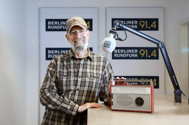 23.02.2022, Berlin - Deutschland. Radiomoderator Rik De Lisle wird am 25. Februar 75 und ist weiterhin gut gelaunt auf Sendung. *** 23 02 2022, Berlin Germany Radio host Rik De Lisle turns 75 on February 25 and continues to be in good spirits on air