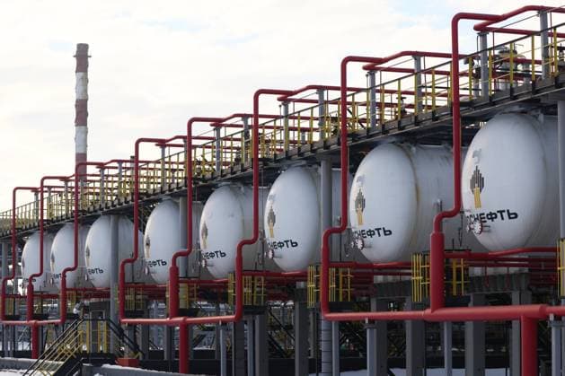 SAMARA REGION, RUSSIA - FEBRUARY 24, 2022: An oil tank battery at the Novokuibyshevsk Refinery, a subsidiary of Rosneft Oil Company, in the city of Novokuibyshevsk 20 km southwest of Samara. The enterprise s primary distillation capacity is 8.8 million tons per year. The Novokuibyshevsk Refinery is one of the major manufacturers and suppliers of the superior grade of fuel for jet engines of the brand RT, the most in-demand type in Russia. Yegor Aleyev TASS  TS125BAF