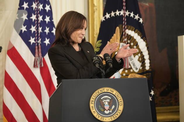 News Bilder des Tages February 28, 2022, Washington, District of Columbia, USA: United States Vice President Kamala Harris makes opening remarks at a celebration in observance of Black History Month in the East Room of the White House in Washington, DC on Monday, February 28, 2022. Black federal, state and local government officials as well as Civil Rights leaders are in attendance Washington USA - ZUMAs152 20220228_zaa_s152_034 Copyright: xChrisxKleponisx-xPoolxviaxCNPx