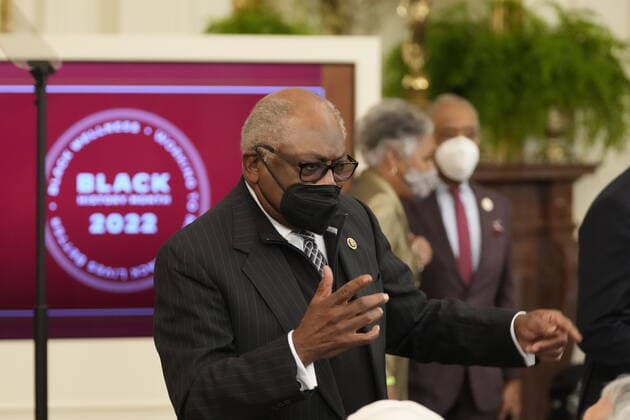 February 28, 2022, Washington, District of Columbia, USA: United States House Majority Whip James Clyburn (Democrat of South Carolina) awaits the arrival of US President Joe Biden and first lady Dr. Jill Biden who will host a celebration in observance of Black History Month in the East Room of the White House in Washington, DC on Monday, February 28, 2022. Black federal, state and local government officials as well as Civil Rights leaders are in attendance Washington USA - ZUMAs152 20220228_zaa_s152_031 Copyright: xChrisxKleponisx-xPoolxviaxCNPx