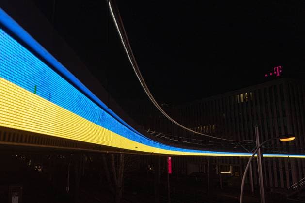 News Bilder des Tages Die Deutsche Telekom setzt ein Zeichen der Solidarität mit der Ukraine am Hauptsitz in Bonn. Das Logo des Telekommunikation Unternehmen, sowie die angeschlossene Fußgängerbrücke über die B9 ist den Farben des Landes in blau und gelb gefärbt. 28.02.2022 Bonn Gronau NRW Deutschland *** Deutsche Telekom sets a sign of solidarity with Ukraine at the headquarters in Bonn The logo of the telecommunications company, as well as the connected pedestrian bridge over the B9 is colored the colors of the country in blue and yellow 28 02 2022 Bonn Gronau NRW Germany