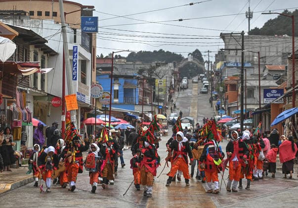 Carnival 2022 Celebration In San Juan Chamula A group of Kolemal max (monkeys in the loose), one of the carnival characters, heading to the main square in front of the iconic San Juan Chamula Church. On Monday, February 28, 2022, in San Juan Chamula, Chiapas, Mexico. San Juan Chamula Mexico  Copyright: xArturxWidakx originalFilename: widak-carnival220228_npC0p.jpg
