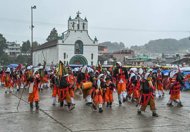 Carnival 2022 Celebration In San Juan Chamula A group of Kolemal max (monkeys in the loose), one of the carnival characters, seen in the main square in front of the iconic San Juan Chamula Church. On Monday, February 28, 2022, in San Juan Chamula, Chiapas, Mexico. San Juan Chamula Mexico  Copyright: xArturxWidakx originalFilename: widak-carnival220228_npk6I.jpg