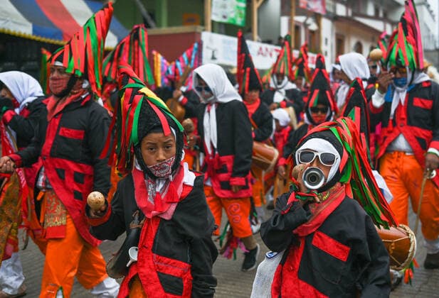 Carnival 2022 Celebration In San Juan Chamula A group of Kolemal max (monkeys in the loose), one of the carnival characters, heading to the main square in front of the iconic San Juan Chamula Church. On Monday, February 28, 2022, in San Juan Chamula, Chiapas, Mexico. San Juan Chamula Mexico  Copyright: xArturxWidakx originalFilename: widak-carnival220228_np8RN.jpg