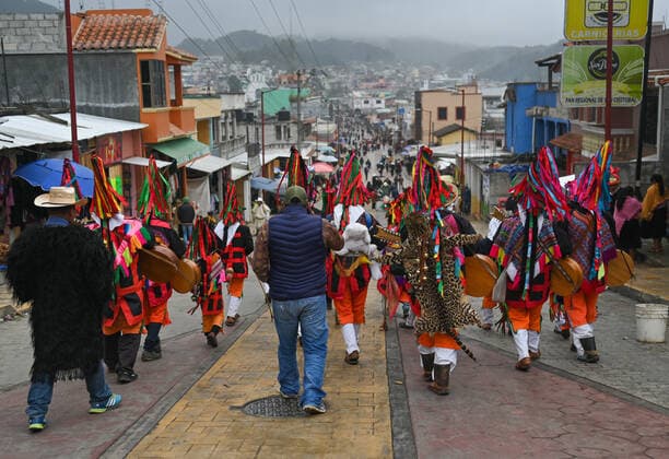 Carnival 2022 Celebration In San Juan Chamula A group of Kolemal max (monkeys in the loose), one of the carnival characters, heading to the main square in front of the iconic San Juan Chamula Church. On Monday, February 28, 2022, in San Juan Chamula, Chiapas, Mexico. San Juan Chamula Mexico  Copyright: xArturxWidakx originalFilename: widak-carnival220228_npPEg.jpg
