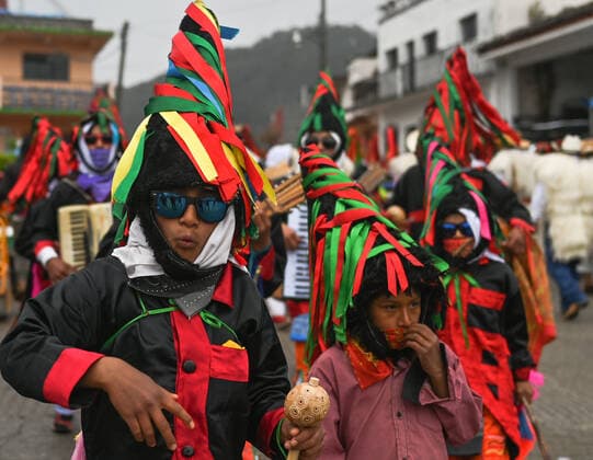 Carnival 2022 Celebration In San Juan Chamula A group of Kolemal max (monkeys in the loose), one of the carnival characters, heading to the main square in front of the iconic San Juan Chamula Church. On Monday, February 28, 2022, in San Juan Chamula, Chiapas, Mexico. San Juan Chamula Mexico  Copyright: xArturxWidakx originalFilename: widak-carnival220228_npo7n.jpg