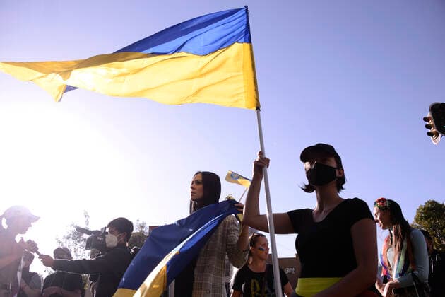 Protest To Demanding Stop The Russian Atacks In Ukraine MEXICO CITY, MEXICO - FEB 28, 2022: A Ukrainian woman holds a Ukrainian flag while meets outside the Embassy of the Russian Federation in Mexico, to continue with the protests against the Russian military invasion in Ukraine, they ask for the stop the War. On February 28, 2022 in Mexico City, Mexico. (Photo by Carlos Tischler Eyepix Group) Copyright: xCarlosxTischlerx xEyepixxGroupx EYEPIX_CT_28022022_57067