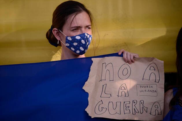 Protest To Demanding Stop The Russian Atacks In Ukraine MEXICO CITY, MEXICO - FEB 28, 2022: A woman Ukrainian holds a Ukrainian flag while meets outside the Embassy of the Russian Federation in Mexico, to continue with the protests against the Russian military invasion in Ukraine, they ask for the stop the War. On February 28, 2022 in Mexico City, Mexico. (Photo by Carlos Tischler Eyepix Group) Copyright: xCarlosxTischlerx xEyepixxGroupx EYEPIX_CT_28022022_57069