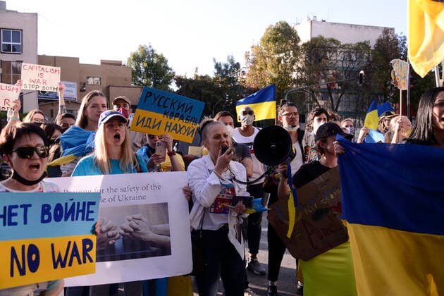 Protest To Demanding Stop The Russian Atacks In Ukraine MEXICO CITY, MEXICO - FEB 28, 2022: Ukrainians citizens meet whit anti Vladimir Putin placards outside the Embassy of the Russian Federation in Mexico, to continue with the protests against the Russian military invasion in Ukraine, they ask for the stop the War. On February 28, 2022 in Mexico City, Mexico. (Photo by Carlos Tischler Eyepix Group) Copyright: xCarlosxTischlerx xEyepixxGroupx EYEPIX_CT_28022022_57096