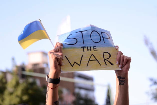 Protest To Demanding Stop The Russian Atacks In Ukraine MEXICO CITY, MEXICO - FEB 28, 2022: A Ukrainian woman holds a placard while meets outside the Embassy of the Russian Federation in Mexico, to continue with the protests against the Russian military invasion in Ukraine, they ask for the stop the War. On February 28, 2022 in Mexico City, Mexico. (Photo by Carlos Tischler Eyepix Group) Copyright: xCarlosxTischlerx xEyepixxGroupx EYEPIX_CT_28022022_57099