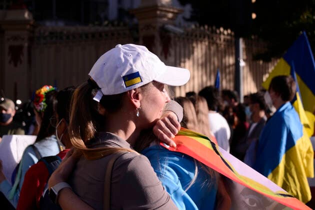 Protest To Demanding Stop The Russian Atacks In Ukraine MEXICO CITY, MEXICO - FEB 28, 2022: Ukrainians women hug while meet outside the Embassy of the Russian Federation in Mexico, to continue with the protests against the Russian military invasion in Ukraine, they ask for the stop the War. On February 28, 2022 in Mexico City, Mexico. (Photo by Carlos Tischler Eyepix Group) Copyright: xCarlosxTischlerx xEyepixxGroupx EYEPIX_CT_28022022_57073