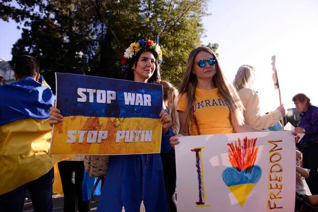Protest To Demanding Stop The Russian Atacks In Ukraine MEXICO CITY, MEXICO - FEB 28, 2022: Ukrainians citizens meet whit anti Vladimir Putin placards outside the Embassy of the Russian Federation in Mexico, to continue with the protests against the Russian military invasion in Ukraine, they ask for the stop the War. On February 28, 2022 in Mexico City, Mexico. (Photo by Carlos Tischler Eyepix Group) Copyright: xCarlosxTischlerx xEyepixxGroupx EYEPIX_CT_28022022_57079