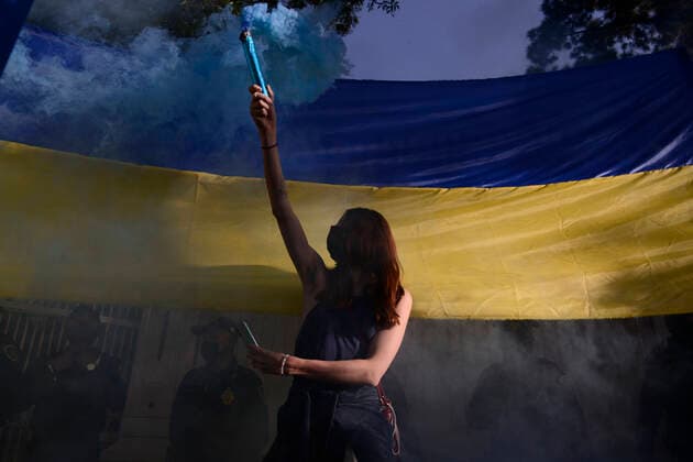 Protest To Demanding Stop The Russian Atacks In Ukraine MEXICO CITY, MEXICO - FEB 28, 2022: A Ukrainian woman holds a smoke flare while meets outside the Embassy of the Russian Federation in Mexico, to continue with the protests against the Russian military invasion in Ukraine, they ask for the stop the War. On February 28, 2022 in Mexico City, Mexico. (Photo by Carlos Tischler Eyepix Group) Copyright: xCarlosxTischlerx xEyepixxGroupx EYEPIX_CT_28022022_57082