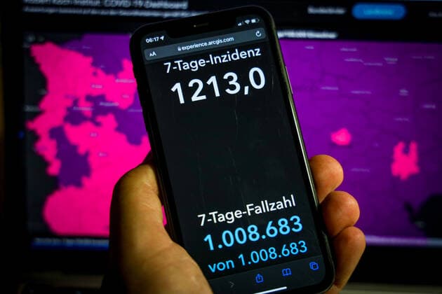 Coronavirus in Germany Covid 19 Dashboard of the Robert Koch Institute 01 03 2022 Robert Koch Institute 7 days Incidence 1213.0 7 days Number of cases 1 008 683 COVID 19 Cases 14 867 218 Addition of 122 111 compared to previous day COVID 19 Deaths 122 937 Addition of 235 compared to previous day
