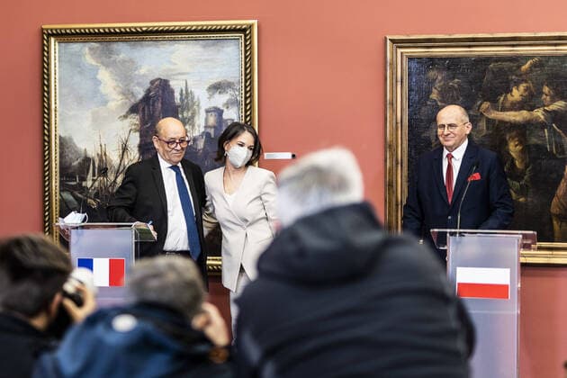Bilder des Jahres 2022, News 03 März News Themen der Woche KW09 News Bilder des Tages (L-R) Jean-Yves Le Drian, Aussenminister von Frankreich, Annalena Baerbock (Buendnis 90 Die Gruenen), Bundesaussenministerin, und Zbigniew Rau, Aussenminister von Polen, aufgenommen im Rahmen einer Pressekonferenz beim Treffen des Weimarer Dreiecks in Lodz, 01.03.2022. Das Weimarer Dreieck ist das Treffen von Deutschland, Frankreich und Polen zu politischen Gespraechen. Lodz Polen *** L R Jean Yves Le Drian, Minister of Foreign Affairs of France, Annalena Baerbock Buendnis 90 Die Gruenen , German Foreign Minister, and Zbigniew Rau, Minister of Foreign Affairs of Poland, recorded during a press conference at the meeting of the Weimar Triangle in Lodz, 01 03 2022 The Weimar Triangle is the meeting of Germany, France and Poland for political Copyright: xFlorianxGaertnerx