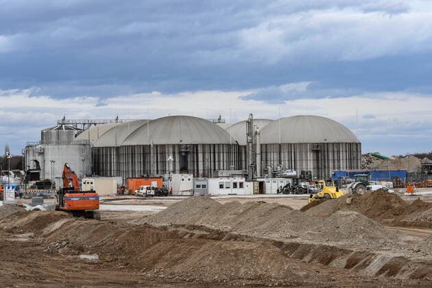 Biogasanlage in Bremgarten. Das hier erzeugte Biogas wird ins Erdgasnetz eingespeist. Bremgarten ist eine der groessten Anlagen in Baden-Wuerttemberg und eine der wenigen Anlagen, die direkt in das Erdgasnetz einspeisen. *** Biogas plant in Bremgarten The biogas produced here is fed into the natural gas grid Bremgarten is one of the largest plants in Baden Wuerttemberg and one of the few plants that feed directly into the natural gas grid