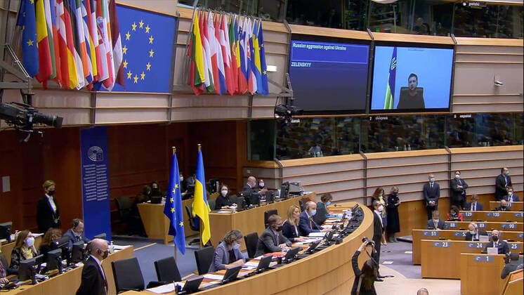 Belgien, Bruessel, , 01.03.2022 Sondersitzung des Europäischen Parlaments Foto: Der ukrainische Praesident Wolodymyr Selenskyj spricht heute zu Beginn der Sondersitzung des Europäischen Parlaments per Videobotschaft aus Kiew. (Digitales Bildschirmfoto) Sondersitzung des Europäischen Parlaments *** Belgium, Brussels, , 01 03 2022 Special session of the European Parliament Photo Ukrainian President Volodymyr Selenskyj speaks today by video message from Kiev at the beginning of the special session of the European Parliament Digital screenshot Special session of the European Parliament