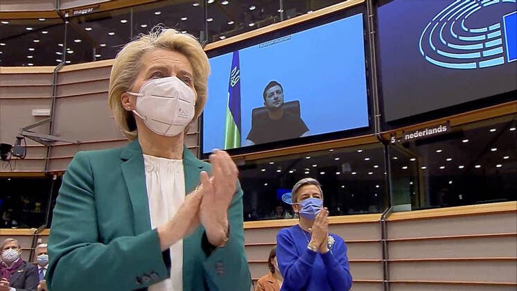 Belgien, Bruessel, , 01.03.2022 Sondersitzung des Europäischen Parlaments Foto: Ursula von der Leyen, dahinter per Video der ukrainische Praesident Wolodymyr Selenskyj (Digitales Bildschirmfoto) Sondersitzung des Europäischen Parlaments *** Belgium, Brussels, , 01 03 2022 Special session of the European Parliament Photo Ursula von der Leyen, behind her by video Ukrainian President Volodymyr Selenskyj Digital screenshot Special session of the European Parliament
