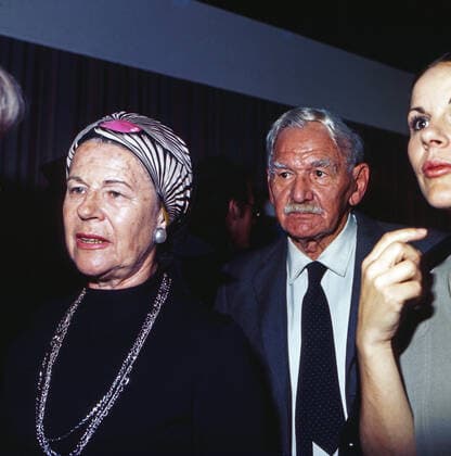 ATTILA HÖRBIGER, PAULA WESSELY Attila Hörbiger und Paula Wessely, berühmtes Schauspielerpaar aus Österreich, Eltern von Christiane und Maresa Hörbiger, große Erfolge auch als Bühnendarsteller an legendären Theatern: Wiener Burgtheater, Theater in der Josefstadt u.a., hier bei einer Veranstaltung in Wien mit Tochter Maresa, circa 1977. Attila Hoerbiger and Paula Wessely, famous Austrian actor couple, parents of actresses Christiane and Maresa Hoerbiger, great successes also as stage actors at legendary theatres: Vienna Burgtheater, Theater in der Josefstadt and others, here at an event in Vienna with daughter Maresa, circa 1977., Wien Österreich Copyright: kpa UnitedArchives55040445 EDITORIAL USE ONLY
