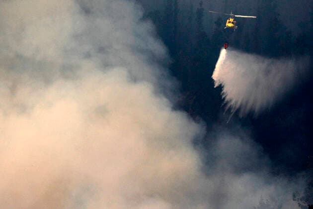 IMAGO Nature: Unsere Erde, Klimawandel, Waldbrände News Bilder des Tages Valparaiso, 1 de marzo de 2022. Bomberos y personal de Conaf combaten desde ayer un incendio forestal en el sector de Placilla cercano a zonas pobladas. Andres Pina Aton Chile, Valparaiso Chile Aton_586339 *** Valparaiso, March 1, 2022 Since yesterday, firefighters and Conaf personnel have been fighting a forest fire in the Placilla sector close to populated areas Andres Pina Aton Chile, Valparaiso Chile Aton 586339  Copyright: ANDRESxPINA ATONxCHILE
