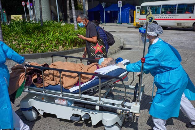 March 1, 2022, Hong Kong, China: Medical staff transport a covid-19 patient on a stretcher at the Caritas Medical Center in Hong Kong..Hong Kong hospitals are overwhelmed as the city is facing its worst-ever coronavirus outbreak. Hong Kong China - ZUMAs197 20220301_zaa_s197_051 Copyright: xEmmanuelxSernax