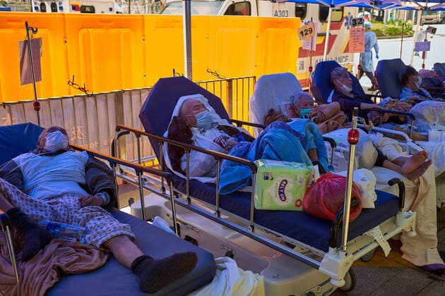 March 1, 2022, Hong Kong, China: Covid-19 patients seen laying on beds outside the Caritas Medical Center in Hong Kong..Hong Kong hospitals are overwhelmed as the city is facing its worst-ever coronavirus outbreak. Hong Kong China - ZUMAs197 20220301_zaa_s197_061 Copyright: xEmmanuelxSernax