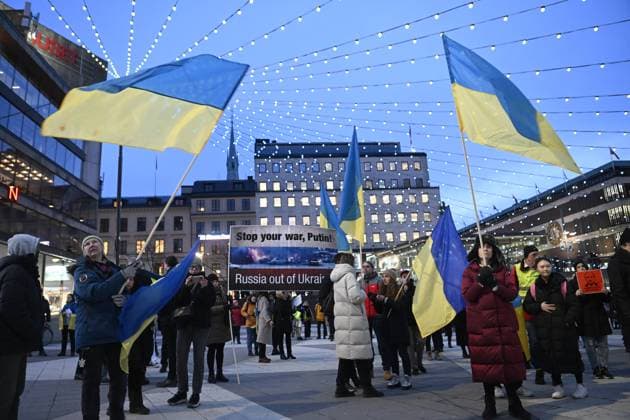 News Bilder des Tages Protesters hold Ukrainian flags and anti war banners during a demonstration to protest the Russian invasion in Ukraine, in central Stockholm, Sweden, on March 01, 2022. STOCKHOLM SWEDEN x10080x *** Protesters hold Ukrainian flags and anti war banners during a demonstration to protest the Russian invasion in Ukraine, in central Stockholm, Sweden, on March 01, 2022 STOCKHOLM SWEDEN x10080x,  Copyright: xFredrikxSandberg TTx SWEDEN UKRAINE DEMONSTRATION