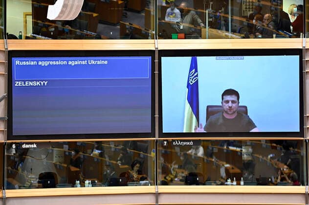 Wolodymyr Selenski Volodymyr Zelenskyy per Video bei der Debatte über die Agression Russlands gegen die Ukraine im Plenarsaal des Europäischen Parlaments. Brüsssel, 01.03.2022 *** Volodymyr Selensky Volodymyr Zelenskyy by video during the debate on Russias aggression against Ukraine in the plenary hall of the European Parliament Brussels, 01 03 2022 Foto:xD.xAnoraganingrumx xFuturexImage