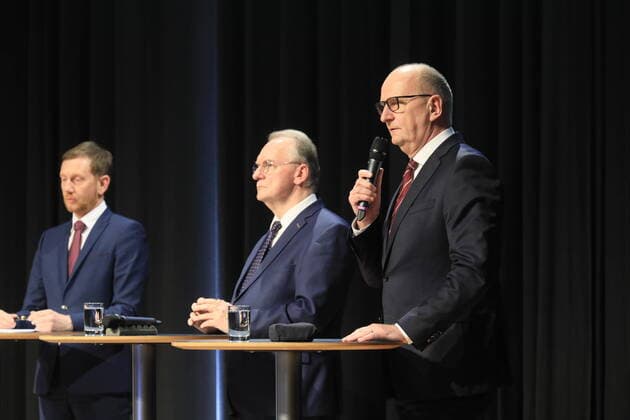 News Bilder des Tages Konferenz zur Infrastrukturentwicklung im Lausitzer und Mitteldeutschen Revier DEU Brandenburg Cottbus Copyright Â Der Bundesverband der Energie- und Wasserwirtschaft hat in die Stadthalle Cottbus zur Ersten Konferenz zur Infrastrukturentwicklung im Lausitzer und Mitteldeutschen Revier eingeladen. Sichere Infrastrukturen im Strukturwandel: eine Gesellschaftsaufgabe Dr. Reiner Haseloff, Ministerpräsident des Landes Sachsen-Anhalt Michael Kretschmer, Ministerpräsident des Freistaates Sachsen Dr. Dietmar Woidke, Ministerpräsident des Landes Brandenburg ( *** Conference on infrastructure development in the Lusatian and Central German coalfields DEU Brandenburg Cottbus Copyright Â The Federal Association of Energy and Water Industries